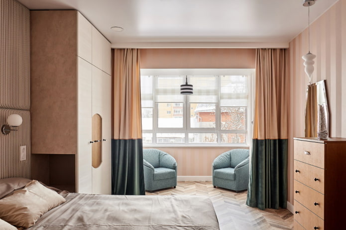 rideaux dans la chambre combinés avec la loggia