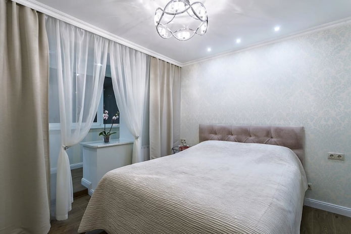 rideaux dans la chambre combinés avec la loggia
