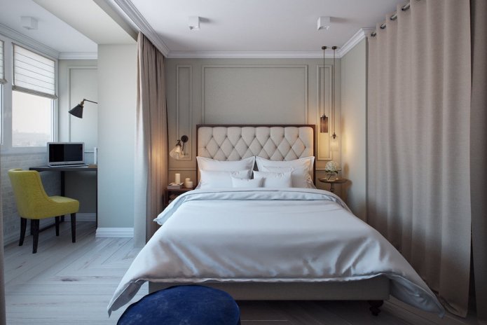 Salon et chambre combinés avec un balcon