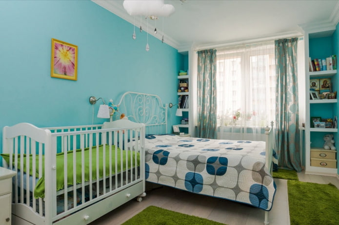 lit bébé dans la chambre à coucher