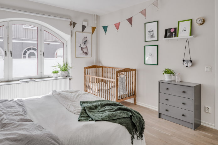 lit bébé dans l'intérieur de la chambre