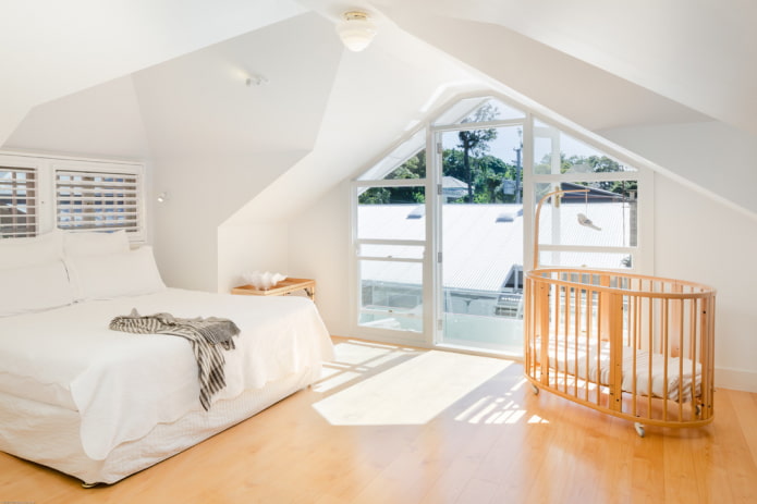 Lit bébé à l'intérieur de la chambre