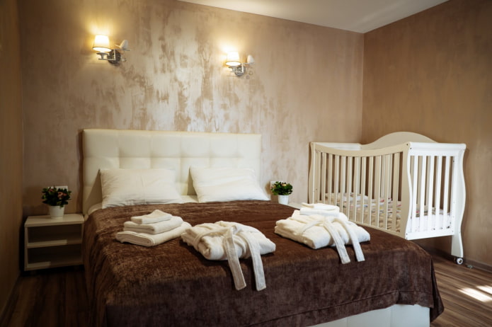 Lit bébé à l'intérieur de la chambre