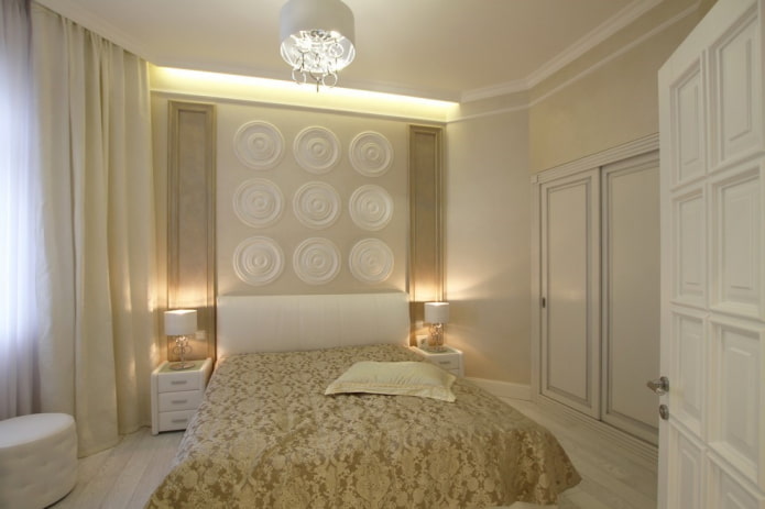 Décoration et éclairage dans une chambre beige