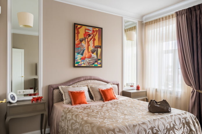 rideaux à l'intérieur d'une chambre beige