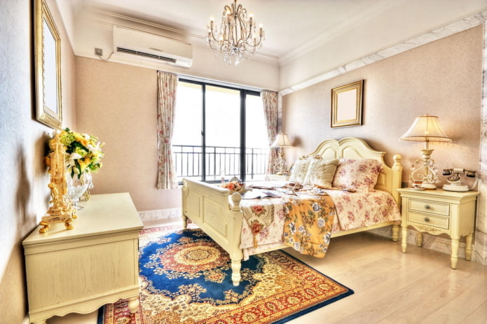 Intérieur d'une chambre beige de style provençal
