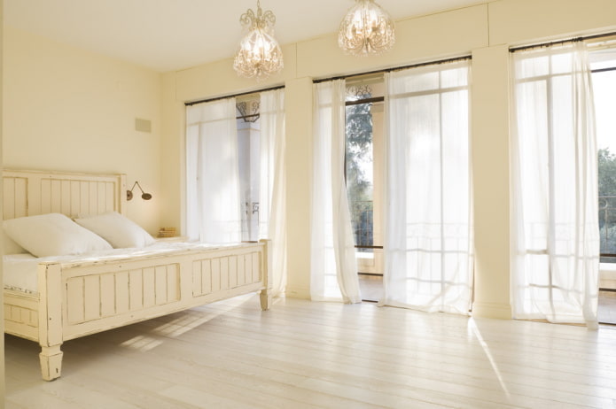 rideaux à l'intérieur d'une chambre beige