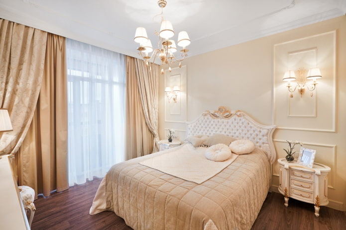 rideaux à l'intérieur d'une chambre beige