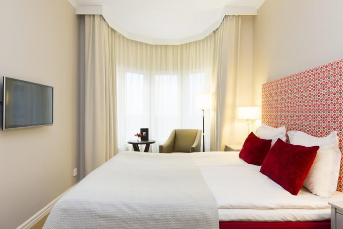 Intérieur de chambre beige aux accents lumineux