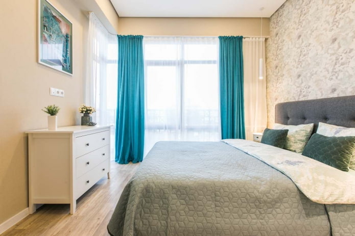 Intérieur de chambre beige aux accents lumineux