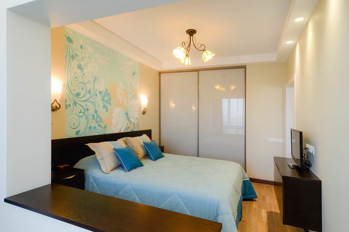 Intérieur d'une chambre beige avec des touches de couleur