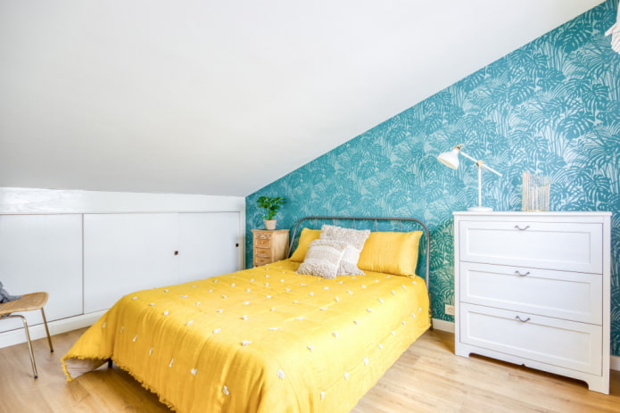 Textiles et décoration dans une chambre turquoise