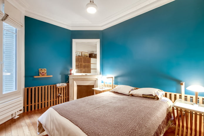 intérieur d'une chambre turquoise-marron