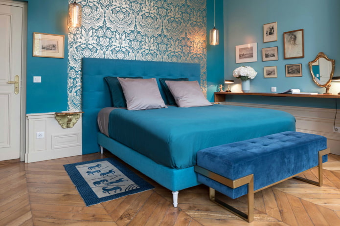 Textiles et décoration dans une chambre turquoise