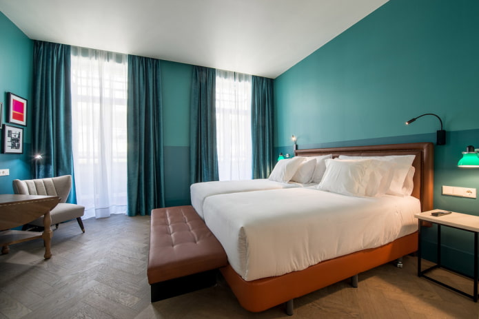 meubles à l'intérieur d'une chambre turquoise