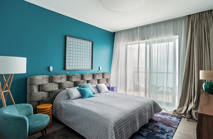 mur turquoise derrière le lit