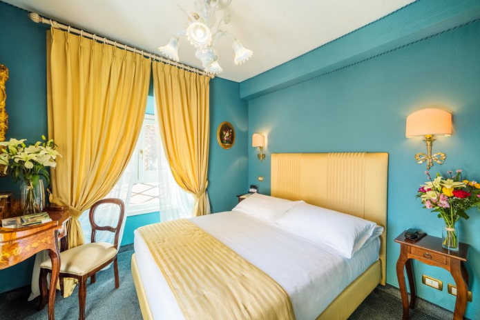 meubles à l'intérieur d'une chambre turquoise Chambre