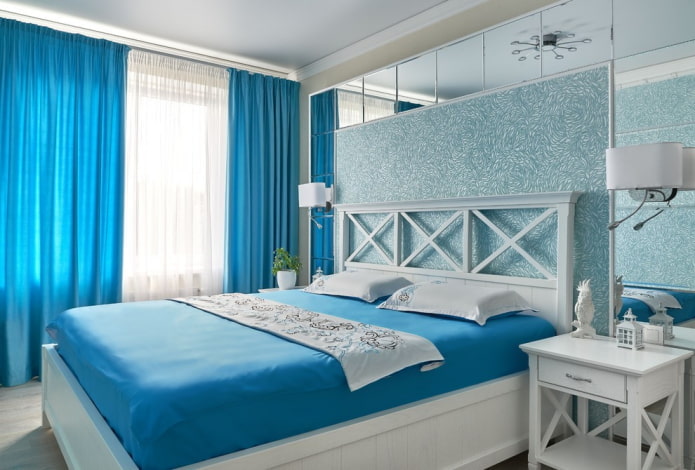 Meubles dans une chambre bleue