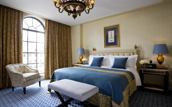 Intérieur de chambre aux tons dorés et bleus