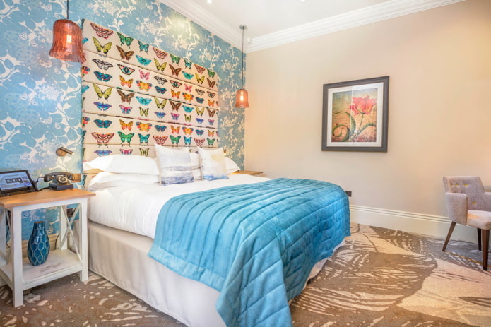 Intérieur de chambre beige et bleu
