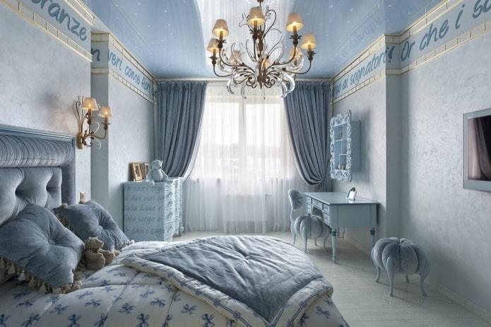 Intérieur d'une chambre bleue de style classique