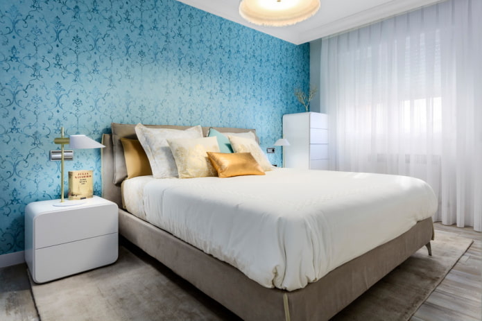 Meubles dans une chambre bleue