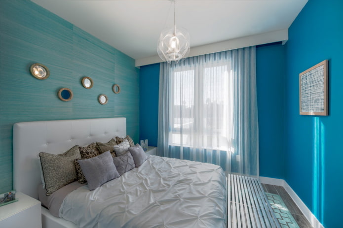 Textiles et décoration dans une chambre bleue