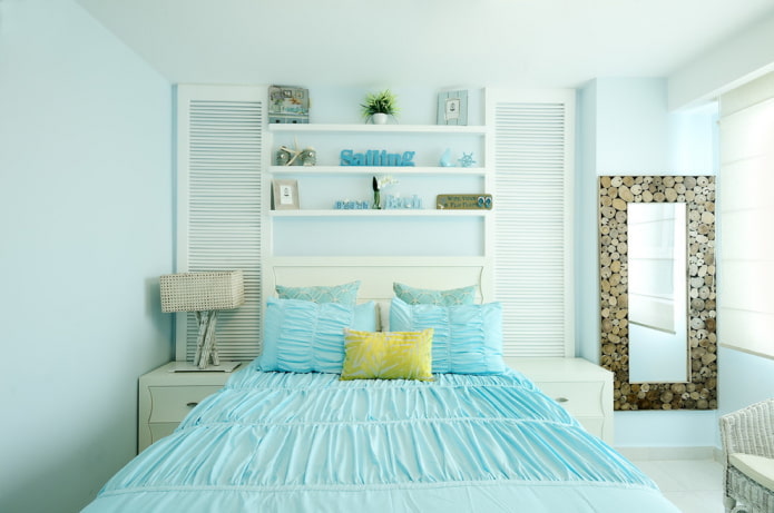 Textiles et décoration dans une chambre bleue