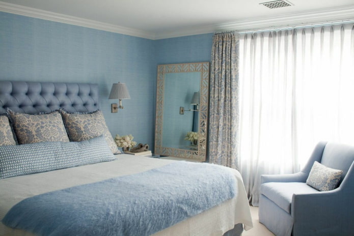 Textiles et décoration dans une chambre bleue