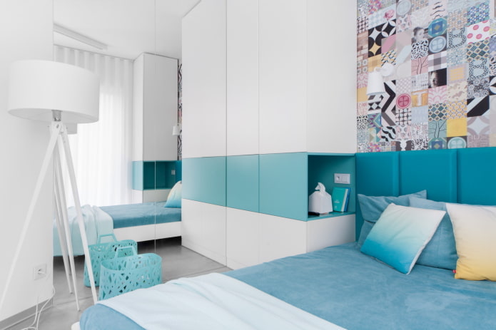 Intérieur d'une chambre bleue de style minimaliste