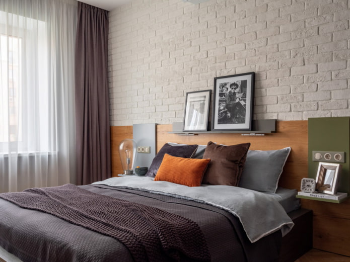 Rideaux et décoration dans une chambre à coucher dans une Khrouchtchevka