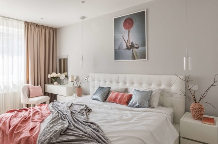 rideaux et décoration dans la chambre à coucher dans un immeuble Khrouchtchev