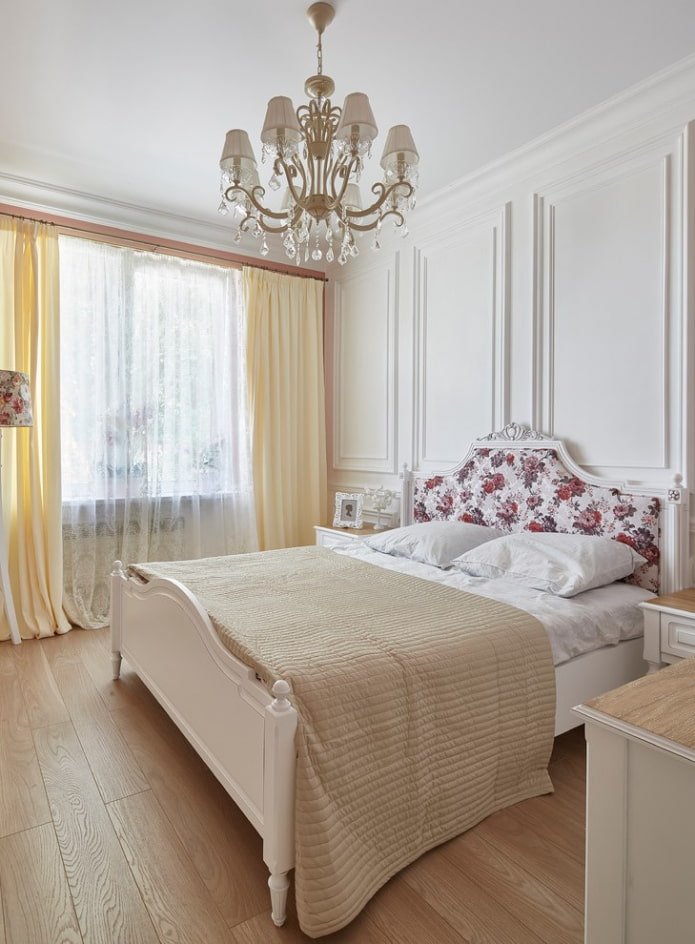 Finition du sol dans une chambre à coucher dans un immeuble Khrouchtchev