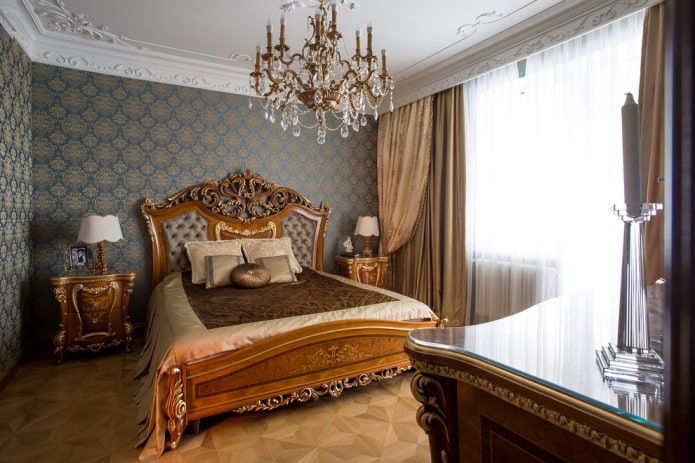 chambre avec un lit en bois