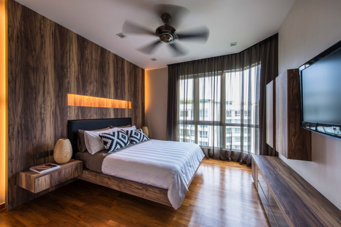 rideaux dans une chambre marron