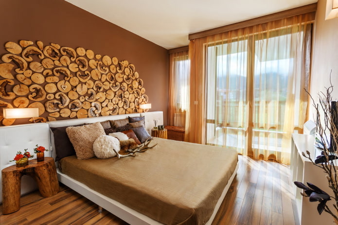 rideaux à l'intérieur d'une chambre marron
