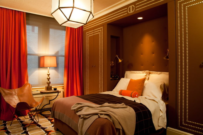 rideaux dans une chambre marron