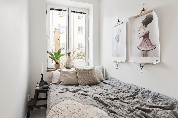 Affiches dans une petite chambre