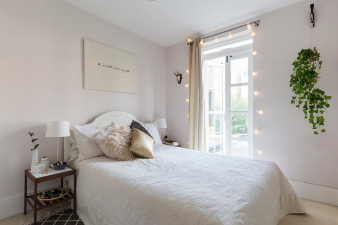 peinture à la tête de lit et guirlande sur les rideaux