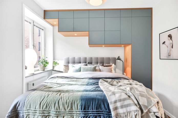 Armoire le long du lit