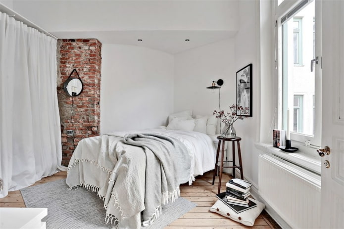 petite chambre avec grande fenêtre