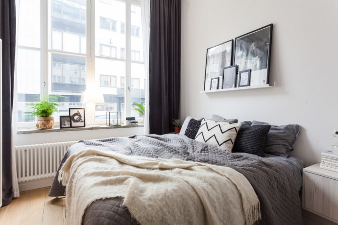 petite chambre avec grande fenêtre