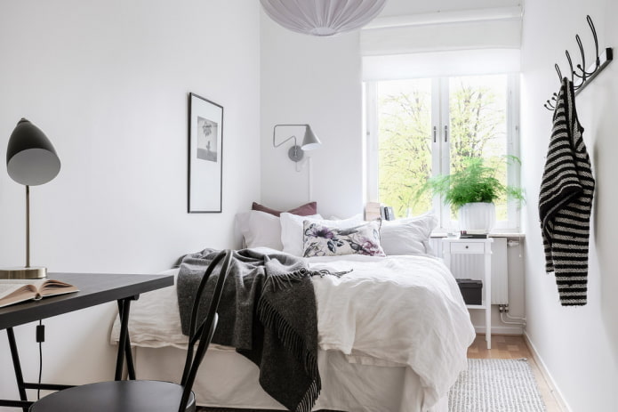 Murs blancs dans une petite chambre