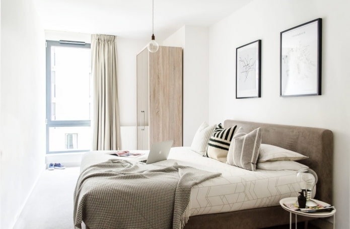 chambre subtile avec un mur blanc
