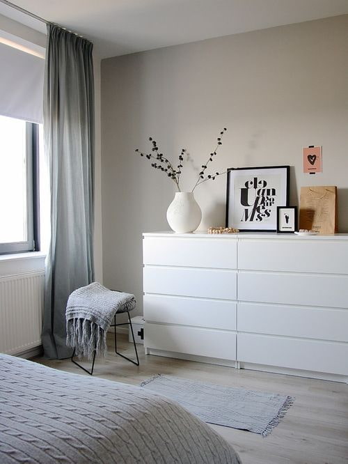 Commode laconique