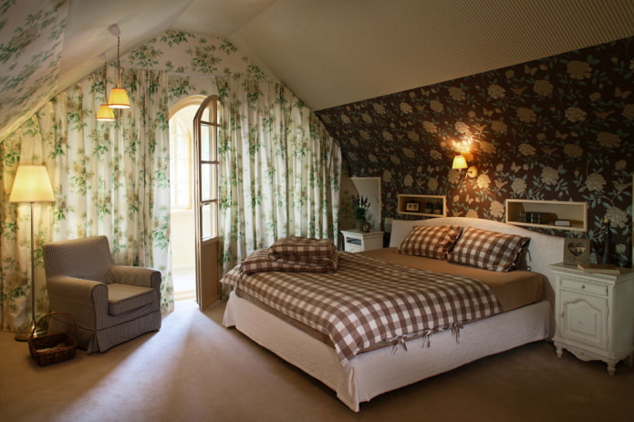 Textiles et décoration dans une chambre de style campagnard