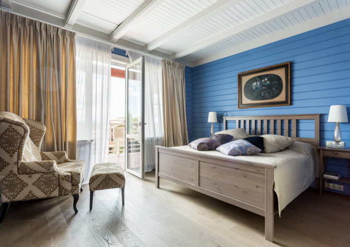 intérieur de chambre avec baies vitrées