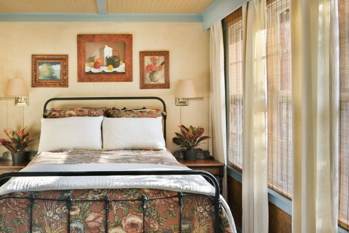 textiles et décoration dans la chambre à coucher de style campagnard