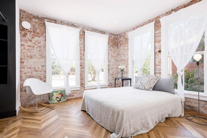 Finition du sol dans la chambre de style industriel