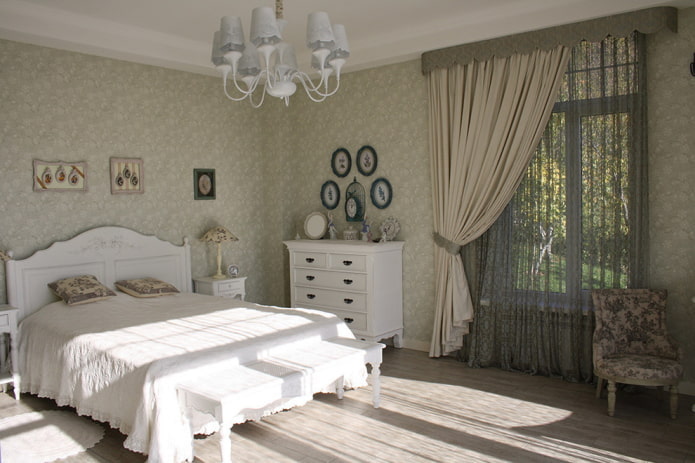 Textiles et décoration dans l'intérieur d'une chambre de style provençal